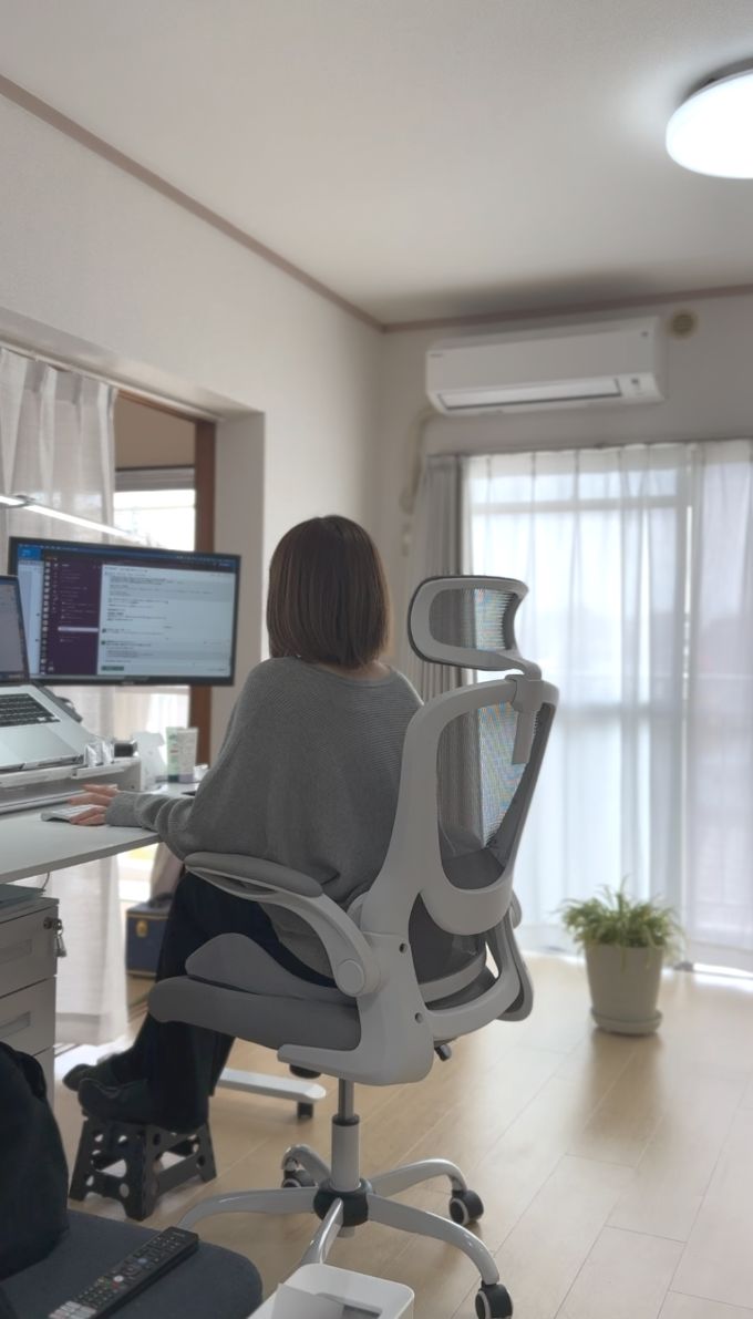 在宅デスク・ノートPCで作業中