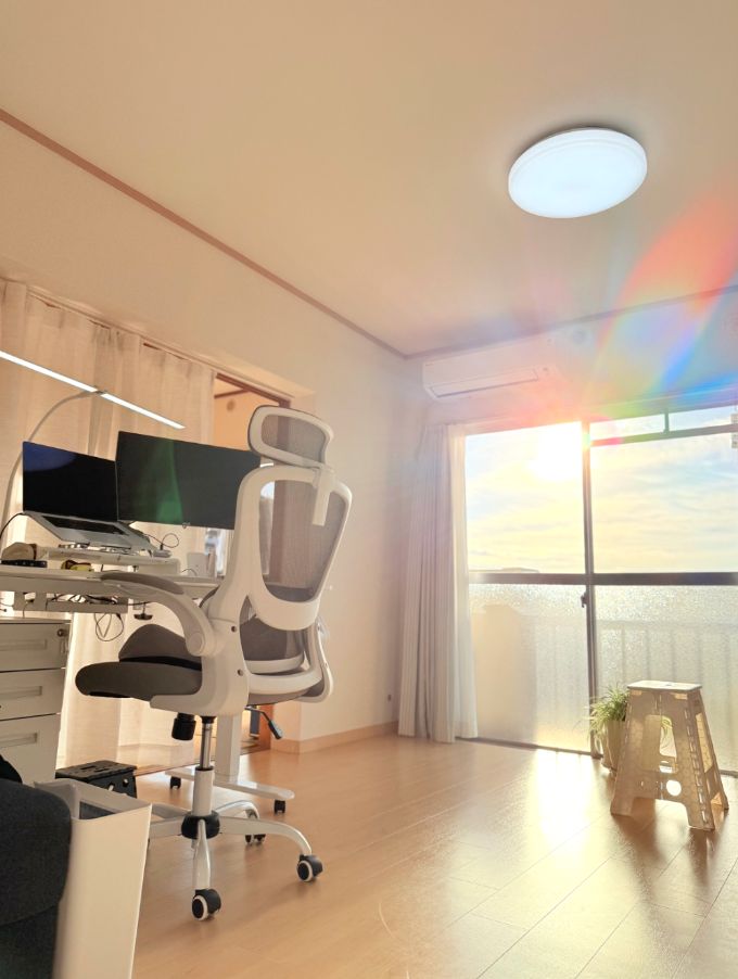 朝の作業部屋にさす日ざし